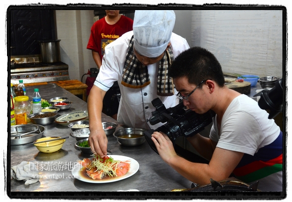 此次攝制組通過拍攝婺源代表名菜糊豆腐、粉蒸肉、荷包紅魚、賽鵝頸及地方小吃清明果、灰汁果、糯米子糕等來詮釋婺源美食經(jīng)典，展示婺源食文化，打造獨(dú)屬婺源的美食符號。