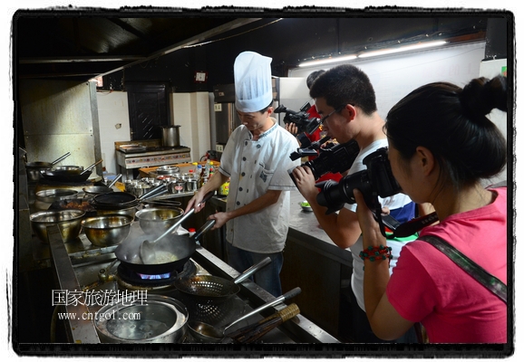 此次攝制組通過拍攝婺源代表名菜糊豆腐、粉蒸肉、荷包紅魚、賽鵝頸及地方小吃清明果、灰汁果、糯米子糕等來詮釋婺源美食經(jīng)典，展示婺源食文化，打造獨(dú)屬婺源的美食符號。