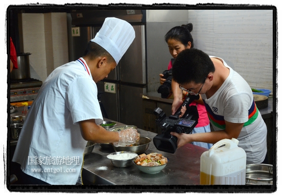 此次攝制組通過拍攝婺源代表名菜糊豆腐、粉蒸肉、荷包紅魚、賽鵝頸及地方小吃清明果、灰汁果、糯米子糕等來詮釋婺源美食經(jīng)典，展示婺源食文化，打造獨(dú)屬婺源的美食符號。