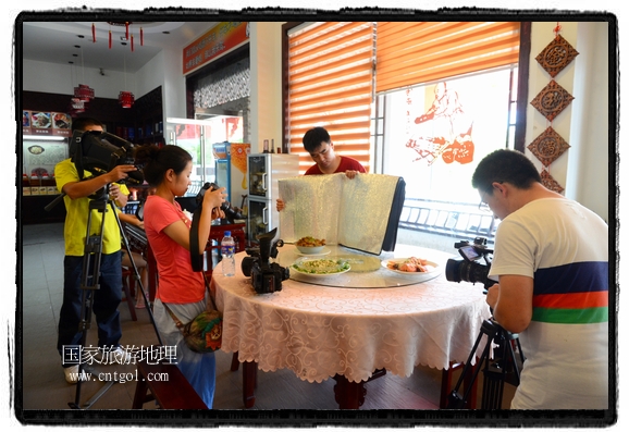 此次攝制組通過拍攝婺源代表名菜糊豆腐、粉蒸肉、荷包紅魚、賽鵝頸及地方小吃清明果、灰汁果、糯米子糕等來詮釋婺源美食經(jīng)典，展示婺源食文化，打造獨(dú)屬婺源的美食符號。