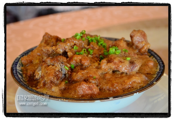 此次攝制組通過拍攝婺源代表名菜糊豆腐、粉蒸肉、荷包紅魚、賽鵝頸及地方小吃清明果、灰汁果、糯米子糕等來詮釋婺源美食經(jīng)典，展示婺源食文化，打造獨(dú)屬婺源的美食符號。