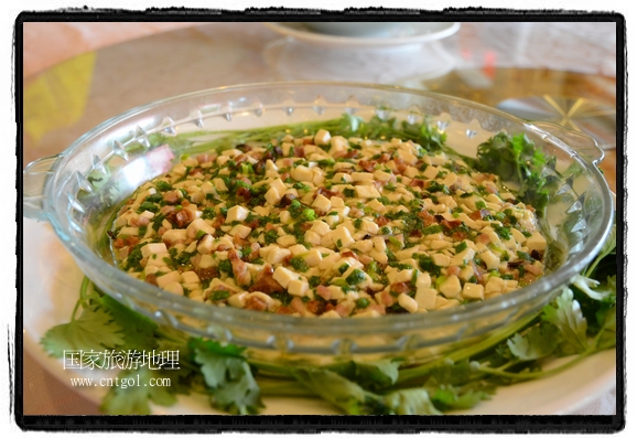 此次攝制組通過拍攝婺源代表名菜糊豆腐、粉蒸肉、荷包紅魚、賽鵝頸及地方小吃清明果、灰汁果、糯米子糕等來詮釋婺源美食經(jīng)典，展示婺源食文化，打造獨(dú)屬婺源的美食符號。