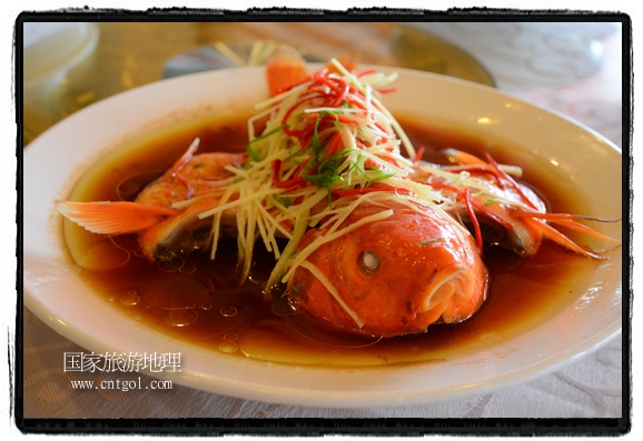 此次攝制組通過拍攝婺源代表名菜糊豆腐、粉蒸肉、荷包紅魚、賽鵝頸及地方小吃清明果、灰汁果、糯米子糕等來詮釋婺源美食經(jīng)典，展示婺源食文化，打造獨(dú)屬婺源的美食符號。