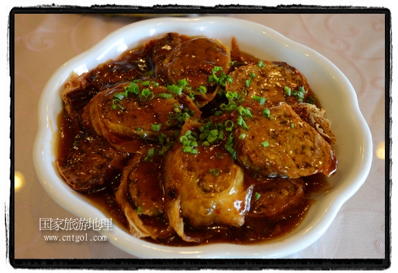 此次攝制組通過拍攝婺源代表名菜糊豆腐、粉蒸肉、荷包紅魚、賽鵝頸及地方小吃清明果、灰汁果、糯米子糕等來詮釋婺源美食經(jīng)典，展示婺源食文化，打造獨(dú)屬婺源的美食符號。