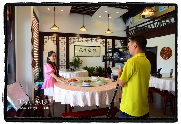 此次攝制組通過拍攝婺源代表名菜糊豆腐、粉蒸肉、荷包紅魚、賽鵝頸及地方小吃清明果、灰汁果、糯米子糕等來詮釋婺源美食經(jīng)典，展示婺源食文化，打造獨(dú)屬婺源的美食符號。