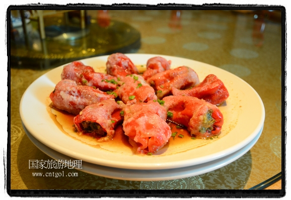 此次攝制組通過拍攝婺源代表名菜糊豆腐、粉蒸肉、荷包紅魚、賽鵝頸及地方小吃清明果、灰汁果、糯米子糕等來詮釋婺源美食經(jīng)典，展示婺源食文化，打造獨(dú)屬婺源的美食符號。