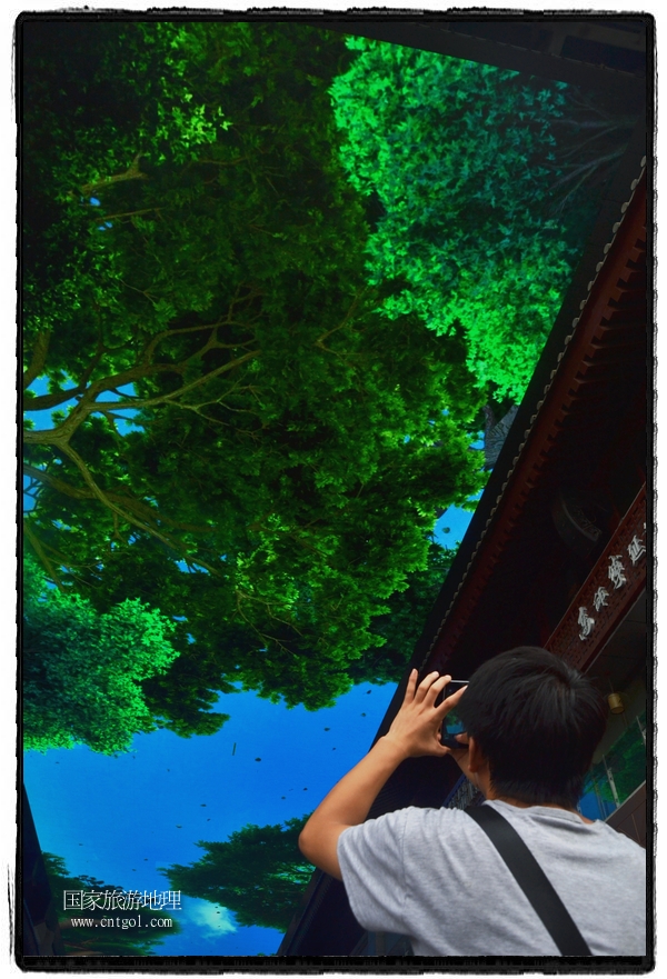 9月8日，在西安市大雁塔景區(qū)，“天幕”景觀吸引游客駐足觀看，并拿出手機拍攝。