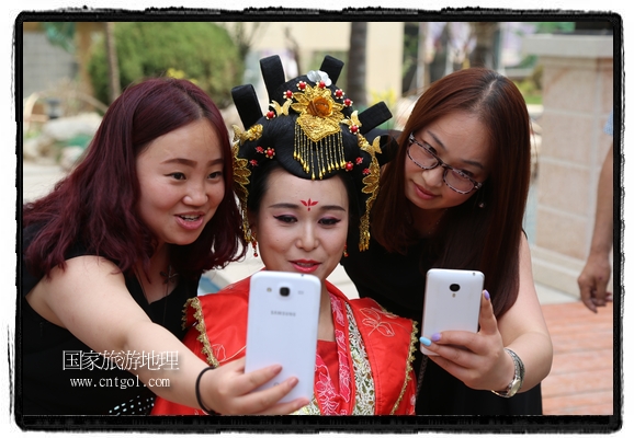 6月19日，端午節(jié)的前一天，甘肅平?jīng)鍪嗅轻紖^(qū)南山公園澳廈麗灣小區(qū)“邀請”唐朝被譽(yù)為四大美女之一的“楊貴妃”前來與市民見面，共度“端午佳節(jié)”。期間，“貴妃娘娘”由一名解說人員做向?qū)?，與小區(qū)居民一同游玩、賞景、互敬酒水、合影留念，并現(xiàn)場贈送大人小孩粽子、香包和糖果。