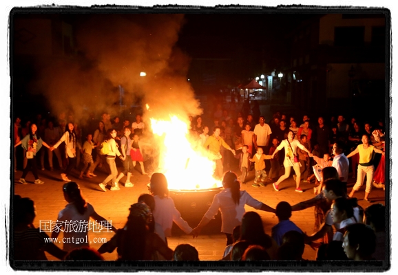 甘肅平?jīng)鍪嗅轻脊沛?zhèn)舉辦了篝火晚會(huì)，1000余名市民參與其中，大家載歌載舞，在歡快熱鬧的氣氛中為每一位父親送祝福。父親節(jié)（Father's Day），顧名思義是感恩父親的節(jié)日。約始于二十世紀(jì)初，起源于美國(guó)，現(xiàn)已廣泛流傳于世界各地，節(jié)日日期因地域而存在差異。