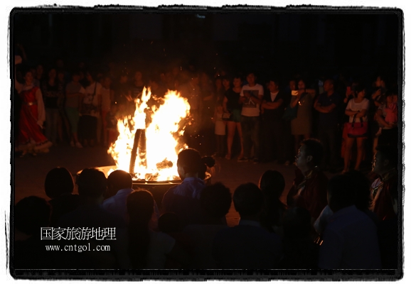 甘肅平?jīng)鍪嗅轻脊沛?zhèn)舉辦了篝火晚會(huì)，1000余名市民參與其中，大家載歌載舞，在歡快熱鬧的氣氛中為每一位父親送祝福。父親節(jié)（Father's Day），顧名思義是感恩父親的節(jié)日。約始于二十世紀(jì)初，起源于美國(guó)，現(xiàn)已廣泛流傳于世界各地，節(jié)日日期因地域而存在差異。