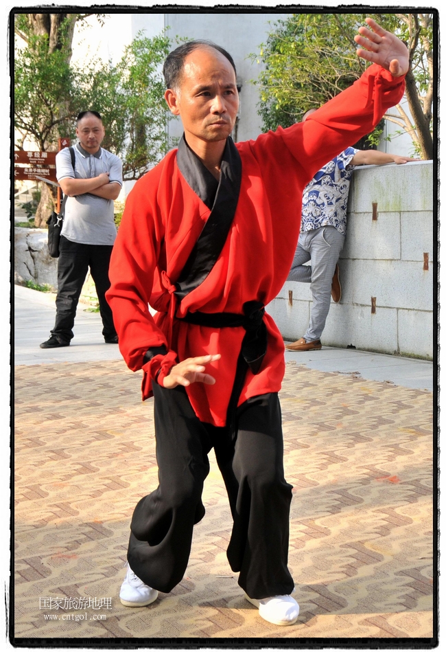 6月20日，小朋友們和中國武術(shù)愛好者們在江西省婺源縣熹園景區(qū)表演中國傳統(tǒng)的中國武術(shù)功夫，吸引許多游人前來駐足觀看。當(dāng)日是中國傳統(tǒng)的端午節(jié)，江西省婺源縣的中國武術(shù)愛好者們通過表演中國武術(shù)功夫，打太極，表演了少林棍、硬氣功、自選拳等少林寺功夫，讓孩子們從小學(xué)習(xí)中國武術(shù)，傳承中國武德，感受先人過端午的氛圍。