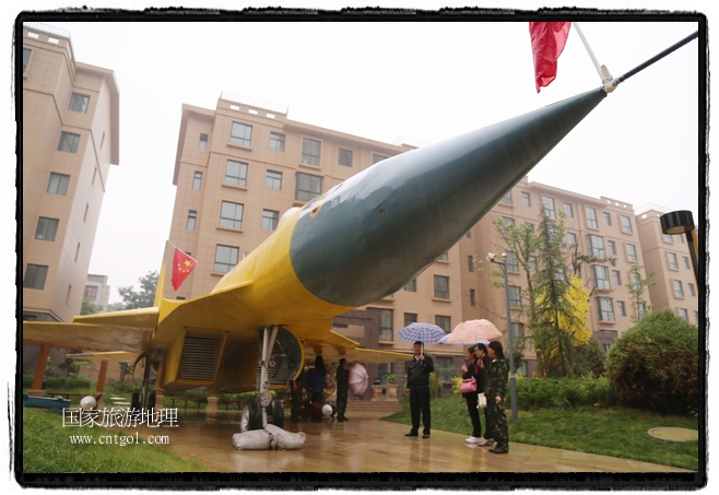 小區(qū)突然出現(xiàn)“飛機(jī)坦克”，其中殲15艦載戰(zhàn)斗機(jī)一架、99式主戰(zhàn)坦克一輛、武直-10武裝直升機(jī)一架，吸引了眾多市民雨中圍觀、合影。