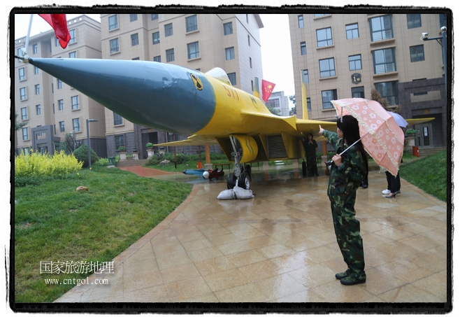 小區(qū)突然出現(xiàn)“飛機(jī)坦克”，其中殲15艦載戰(zhàn)斗機(jī)一架、99式主戰(zhàn)坦克一輛、武直-10武裝直升機(jī)一架，吸引了眾多市民雨中圍觀、合影。