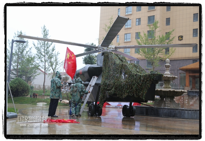 小區(qū)突然出現(xiàn)“飛機(jī)坦克”，其中殲15艦載戰(zhàn)斗機(jī)一架、99式主戰(zhàn)坦克一輛、武直-10武裝直升機(jī)一架，吸引了眾多市民雨中圍觀、合影。