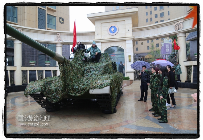 小區(qū)突然出現(xiàn)“飛機(jī)坦克”，其中殲15艦載戰(zhàn)斗機(jī)一架、99式主戰(zhàn)坦克一輛、武直-10武裝直升機(jī)一架，吸引了眾多市民雨中圍觀、合影。