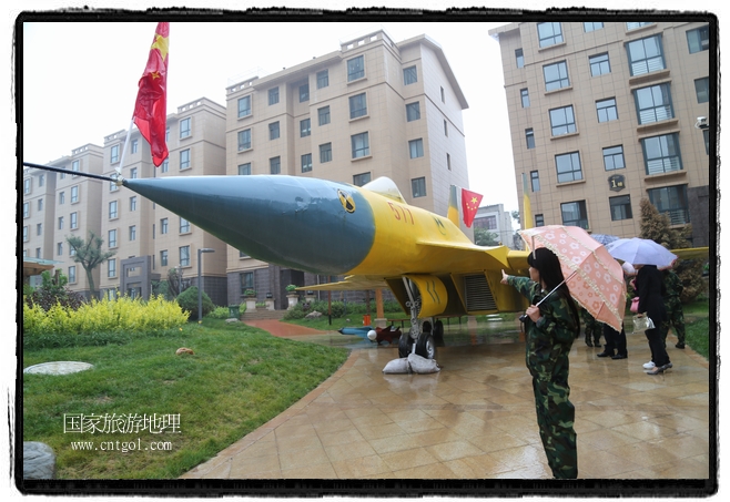 小區(qū)突然出現(xiàn)“飛機(jī)坦克”，其中殲15艦載戰(zhàn)斗機(jī)一架、99式主戰(zhàn)坦克一輛、武直-10武裝直升機(jī)一架，吸引了眾多市民雨中圍觀、合影。