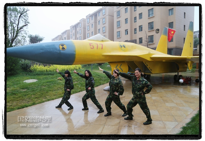 小區(qū)突然出現(xiàn)“飛機(jī)坦克”，其中殲15艦載戰(zhàn)斗機(jī)一架、99式主戰(zhàn)坦克一輛、武直-10武裝直升機(jī)一架，吸引了眾多市民雨中圍觀、合影。