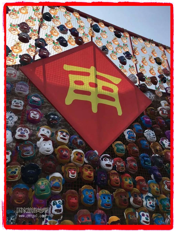 中國規(guī)模最大的猴面具彩繪在南潯古鎮(zhèn)展示。猴子真是今年最紅的動(dòng)物。 
