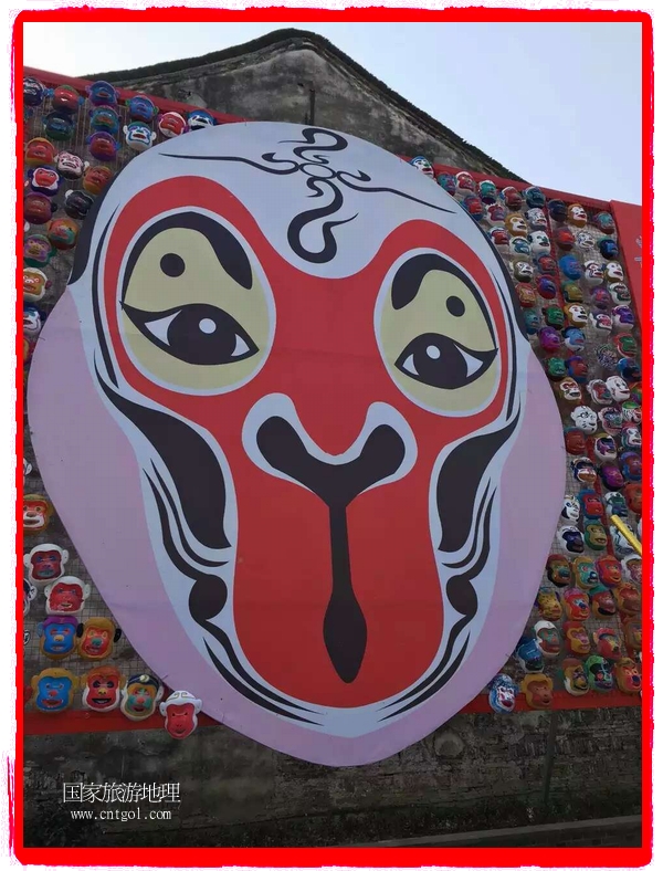 中國規(guī)模最大的猴面具彩繪在南潯古鎮(zhèn)展示。猴子真是今年最紅的動(dòng)物。 