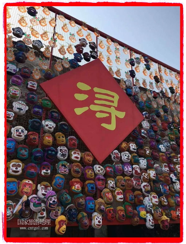 中國規(guī)模最大的猴面具彩繪在南潯古鎮(zhèn)展示。猴子真是今年最紅的動(dòng)物。 