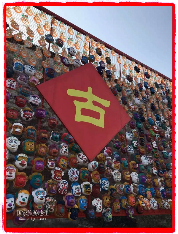 中國規(guī)模最大的猴面具彩繪在南潯古鎮(zhèn)展示。猴子真是今年最紅的動(dòng)物。 