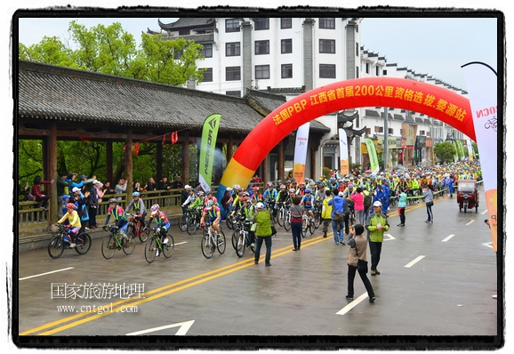 來自江西、安徽、浙江、福建等省市近千名選手參加了比賽，婺源賽道沿途的秀美風(fēng)光和徽派古村落，給參賽選手留下美好的印象。