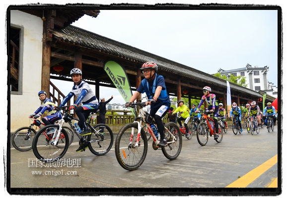 來自江西、安徽、浙江、福建等省市近千名選手參加了比賽，婺源賽道沿途的秀美風(fēng)光和徽派古村落，給參賽選手留下美好的印象。