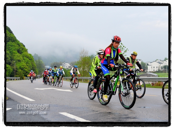 來自江西、安徽、浙江、福建等省市近千名選手參加了比賽，婺源賽道沿途的秀美風(fēng)光和徽派古村落，給參賽選手留下美好的印象。