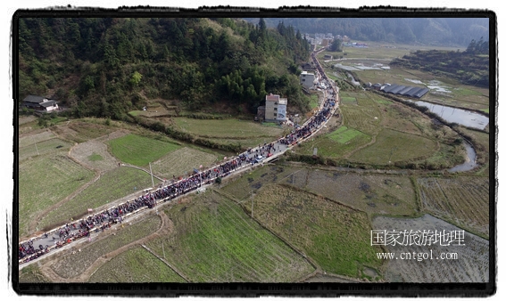 1700桌合攏宴，總長3.7公里，10380人同桌就餐，創(chuàng)歷史之最